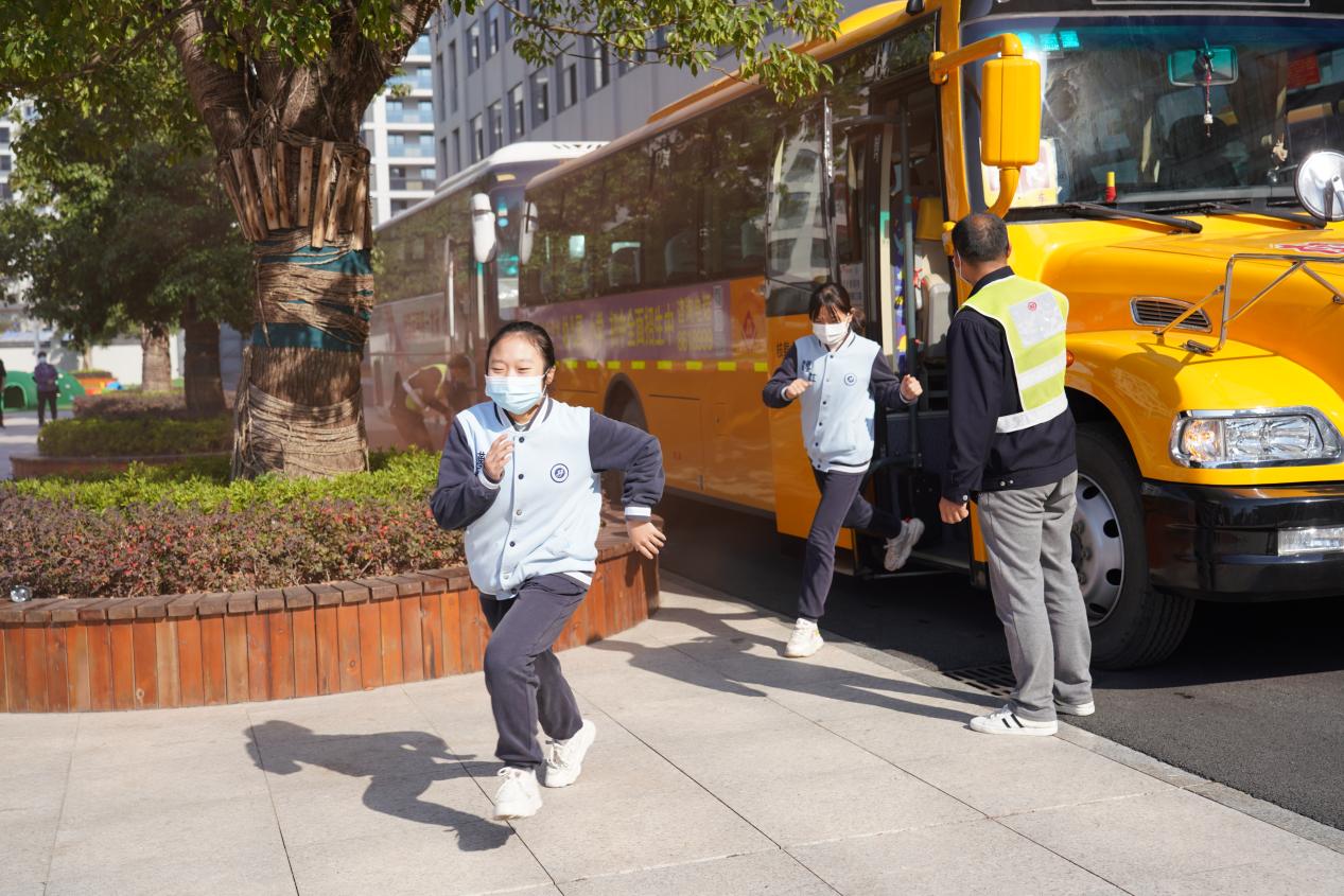 校車安全常演練 平安出行永相伴——漢江實驗學校交通安全教育暨校車安全應急演練