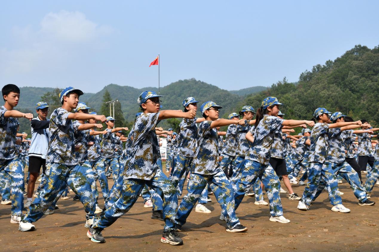 燃青春熱血 展颯爽英姿——漢江實(shí)驗(yàn)學(xué)校八年級(jí)國防教育綜合實(shí)踐活動(dòng)