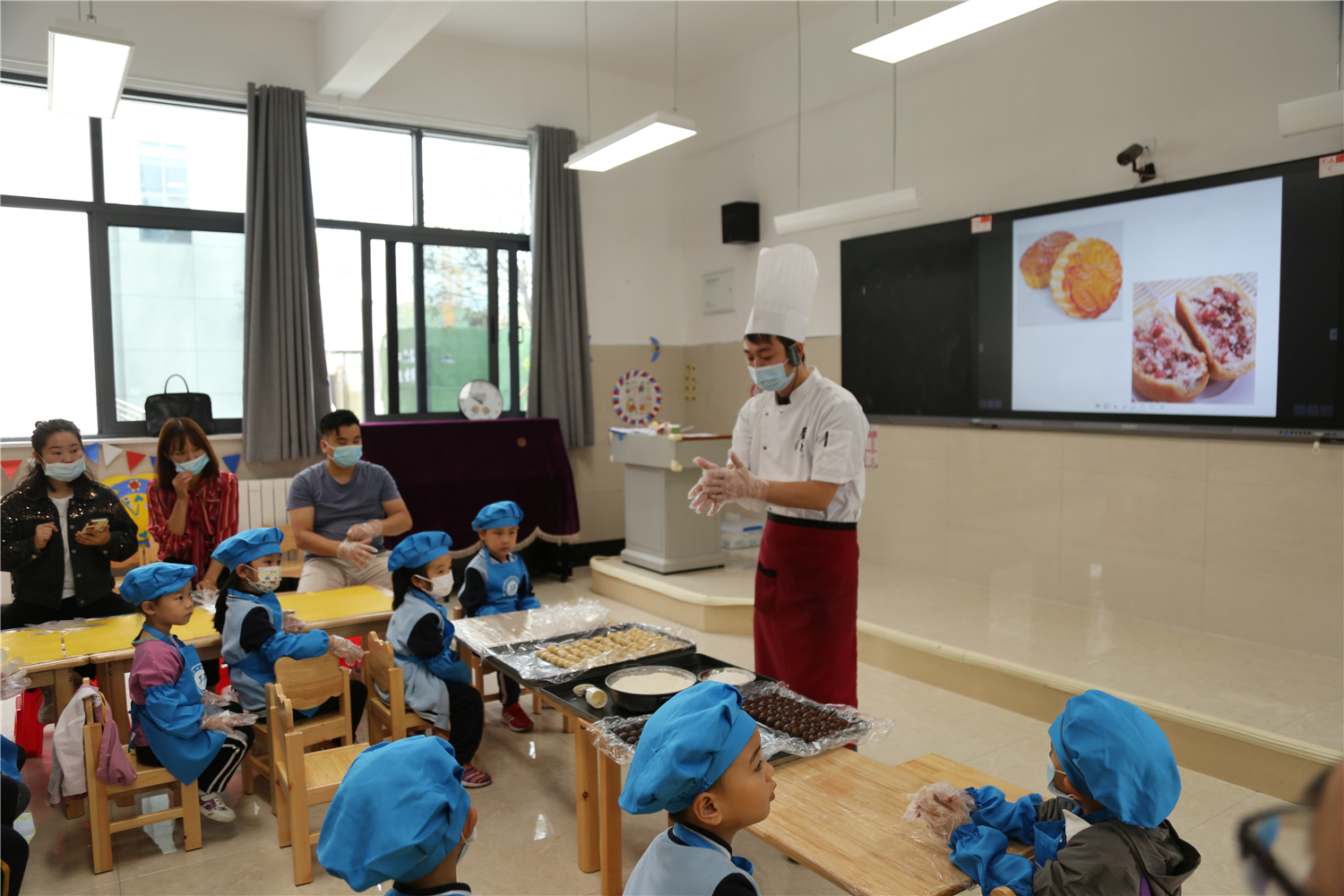 “團(tuán)圓迎中秋·巧手做月餅”——漢江實驗學(xué)校幼兒園舉行中秋節(jié)親子烘焙活動