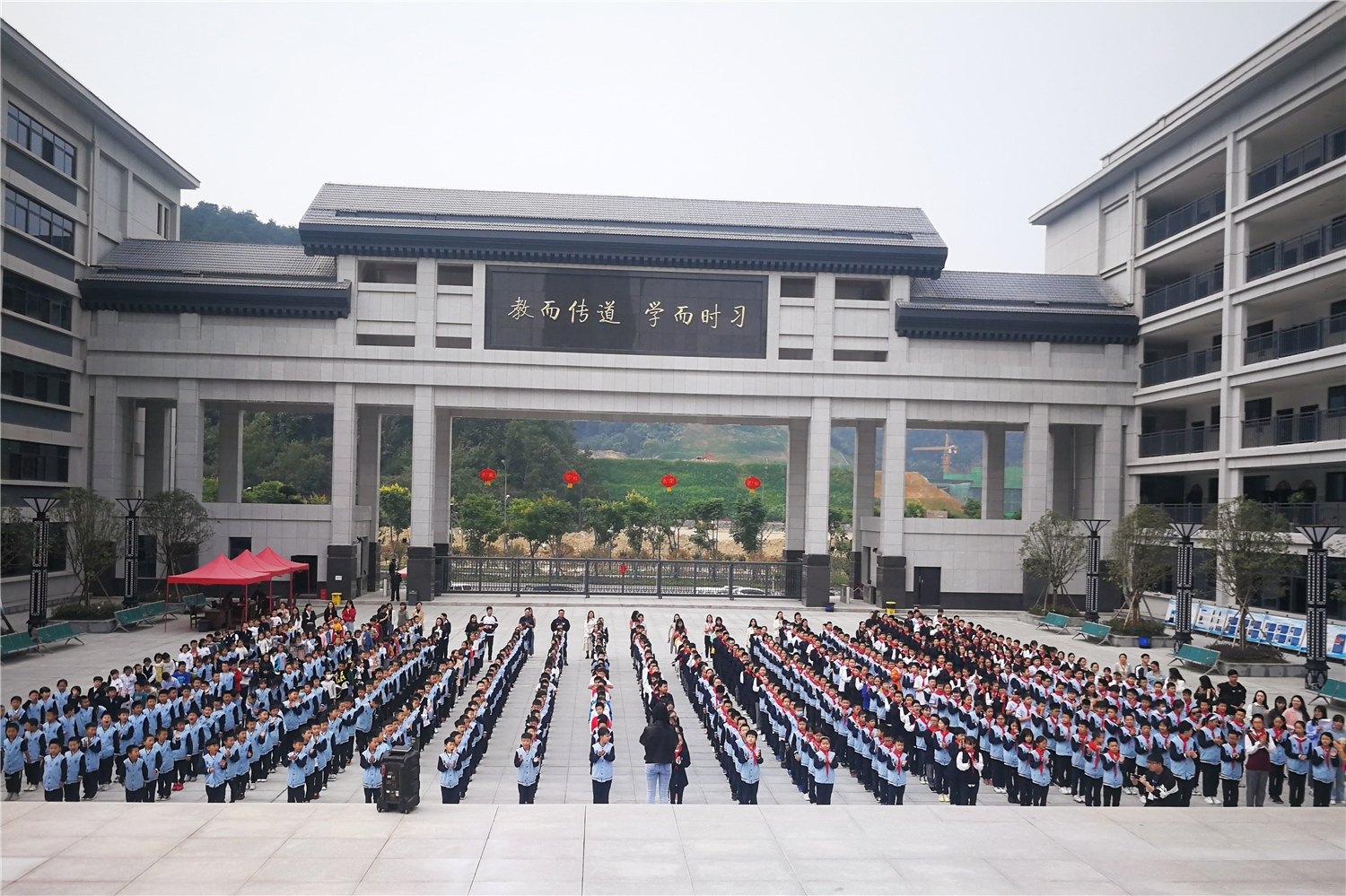 諄諄教誨寄厚望，莘莘學(xué)子展風(fēng)采——小學(xué)舉行首次月考表彰大會暨“祖國在我心中”主題活動啟動儀式