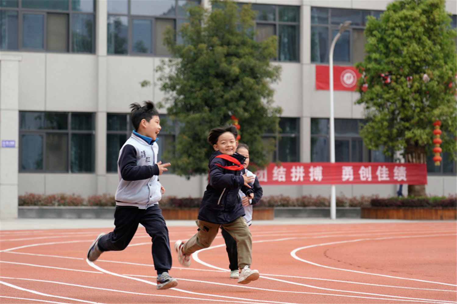 生命之花在運動中綻放——漢江實驗學(xué)校首屆春季體質(zhì)健康達標運動會